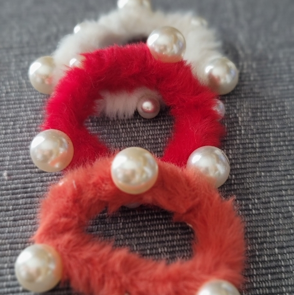 Scrunchies with pearl accents - Picture 2 of 4